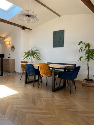 une salle à manger avec une table et des chaises dans l'établissement Chez Eric et Jess, à Narbonne