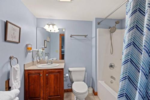 ein Badezimmer mit Toilette, Waschbecken und Badewanne in der Unterkunft RF222 Hot tub Heated garage Parking in Snowshoe