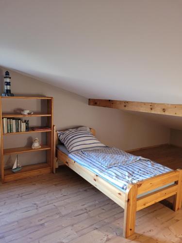 ein Schlafzimmer mit einem Etagenbett und einem Bücherregal in der Unterkunft Ferienhaus Bartelshagen 1 in Marlow