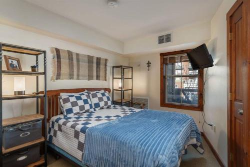 ein Schlafzimmer mit einem Bett und einem Fernseher darin in der Unterkunft RF222 Hot tub Heated garage Parking in Snowshoe