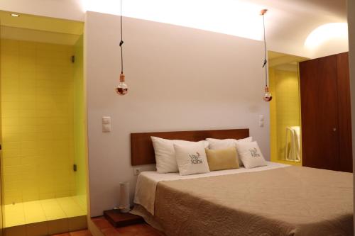 a bedroom with a bed and a yellow wall at Vale de Rans - Country House in Rans