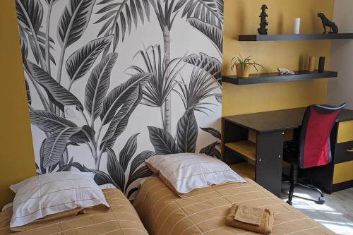 - une chambre avec un lit et un mur orné d'une fresque murale dans l'établissement Villa provençale 3 chambres, à La Bégude-de-Mazenc