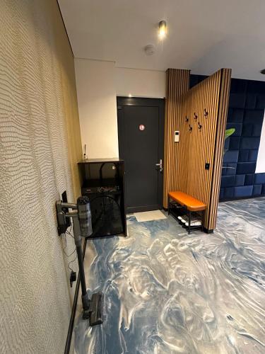 a room with a floor that is covered in water at Luxe appartement dichtbij centrum D in Drachten