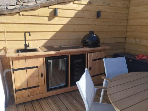 une cuisine extérieure avec un évier et une table dans l'établissement Maison Willem, cœur Minervois, à Bize-Minervois