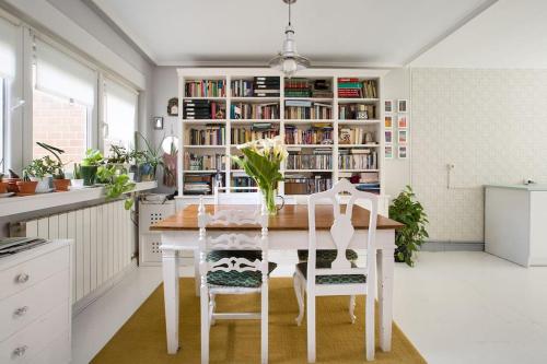 ゲチョにあるLovely apartment in Getxoのキッチン(テーブル、椅子、本棚付)