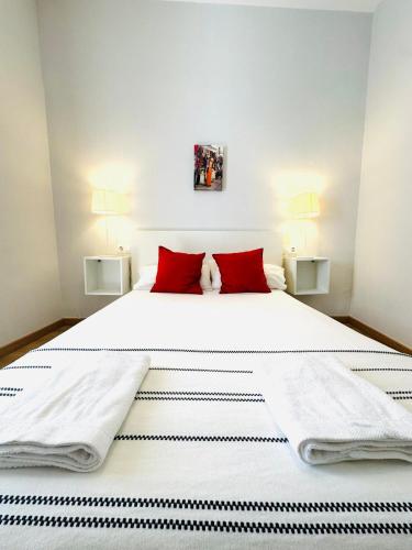 Ένα ή περισσότερα κρεβάτια σε δωμάτιο στο Apartamentos Templo Diana -Vistas Históricas-