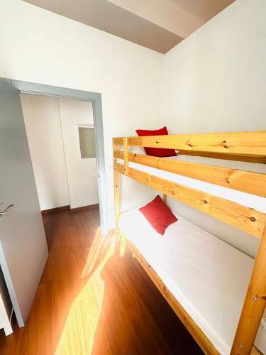 Ένα ή περισσότερα κρεβάτια σε δωμάτιο στο Apartamentos Templo Diana -Vistas Históricas-