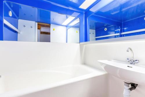 une salle de bain avec un lavabo et une baignoire dans l'établissement Résidences quartier Charmettoger - maeva Home - Studio 5 Personnes Budget MAE-0813, à Arc 1800