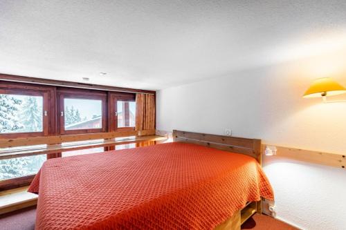 une chambre avec un lit et une grande fenêtre dans l'établissement Résidences quartier Charmettoger - maeva Home - Appartement duplex 3 pièces 6 personnes Confort MAE-0814, à Arc 1800