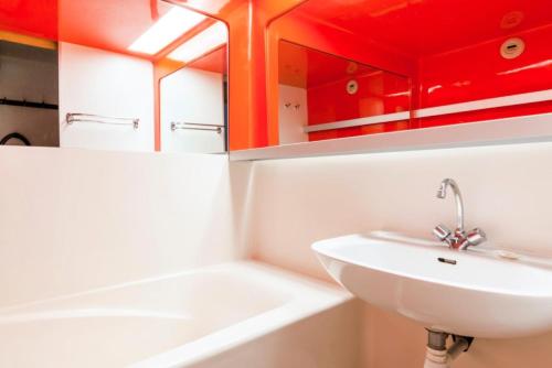 une salle de bain avec un lavabo et une baignoire dans l'établissement Résidences quartier Charmettoger - maeva Home - Studio 6 Personnes - Confort MAE-0820, à Arc 1800