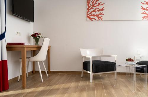 a dining room with a table and chairs at Hotel Miramare in Sorrento