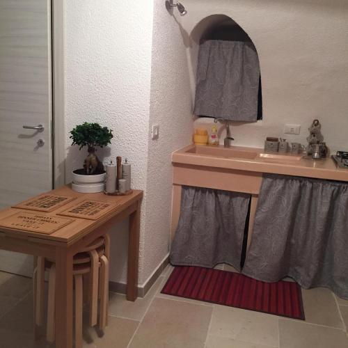 une petite cuisine avec un évier et une table dans l'établissement Appartamento Annamaria, à Ostuni