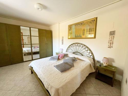 A bed or beds in a room at Exclusive Riverside House in the Center of Bosa - Private Garden and Parking" Bosa Apartments