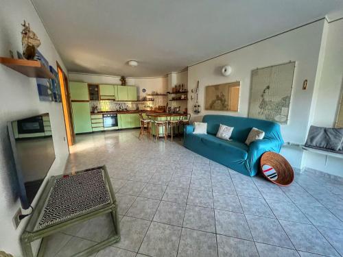 A kitchen or kitchenette at Exclusive Riverside House in the Center of Bosa - Private Garden and Parking" Bosa Apartments