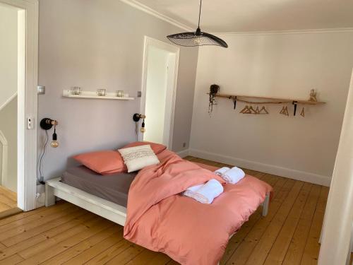 une chambre avec un lit avec deux oreillers dessus dans l'établissement Gîte - Le cocon de la Marquise, à Wattwiller