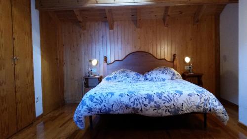 1 dormitorio con 1 cama azul y blanca y 2 almohadas en Apartment Bolvir Fantásticas Vistas, en Bolvir