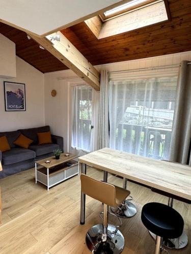 un salon avec une table et un canapé dans l'établissement Le Cozet, à Saint-Gervais-les-Bains