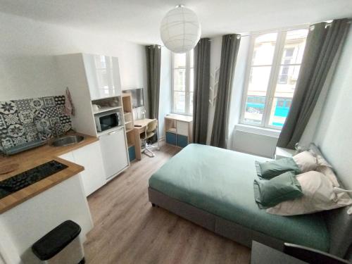 Cette petite chambre comprend un lit et une cuisine. dans l'établissement Studio - Centre-ville, à Morlaix