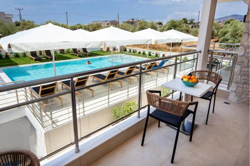a balcony with a table and chairs and a swimming pool at Calma Living in Potos