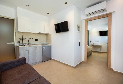 a living room with a couch and a kitchen at Calma Living in Potos
