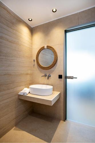 a bathroom with a sink and a mirror at Calma Living in Potos