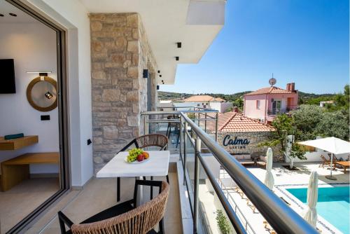 a balcony with a table with a bowl of fruit on it at Calma Living in Potos