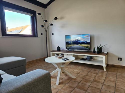 Televisyen dan/atau pusat hiburan di Vakantiewoning Maison Mathiz