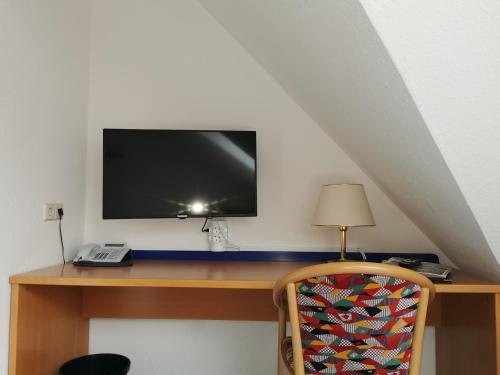 Una televisión o centro de entretenimiento en Hotel Sonne