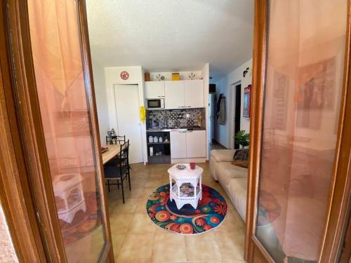 Il offre une vue sur un salon avec une table et une cuisine. dans l'établissement joli appartement avec jardin, à Cavalaire-sur-Mer