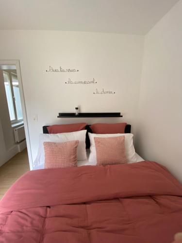 a bedroom with a bed with a quote on the wall at Sweet Home in Liège