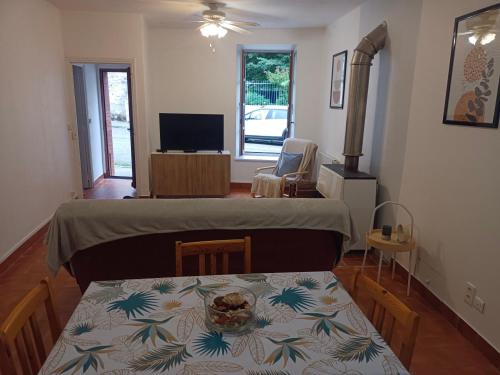 un salon avec une table et une salle à manger dans l'établissement appartement aulus les bains, à Aulus-les-Bains