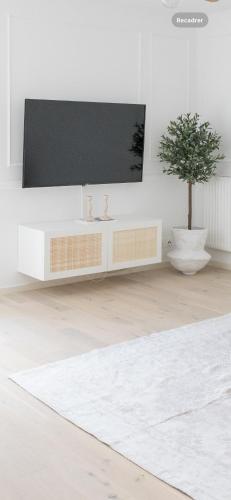 - une salle de bains blanche pourvue d'un lavabo et d'une plante en pot dans l'établissement Lanova appartement pour 6 proche Disneyland Paris, à Chessy