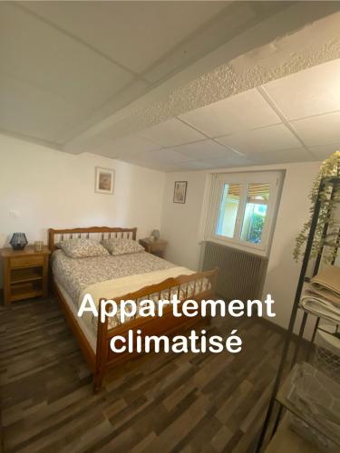 une chambre avec un lit dans une pièce dans l'établissement Les Pichies, T2 Marie-Line, Digoin., à Digoin