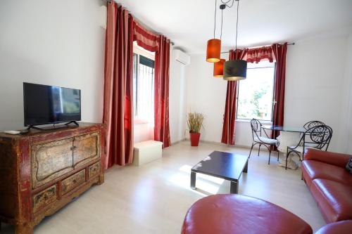 een woonkamer met een bank en een tv op een kast bij Appartamento Panoramic in Lerici