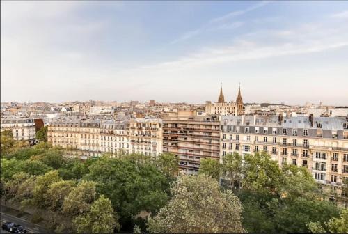 une vue d'une ville avec des bâtiments et des arbres dans l'établissement Studio Avec vue Panoramique Paris 11, à Paris