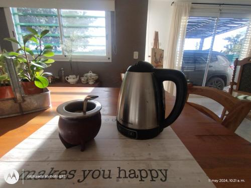 Una cafetera y una tetera sobre una mesa en La Querencia, en Lincoln