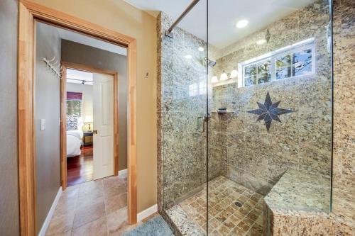 een badkamer met een glazen douche met een ster aan de muur bij Alpine Cottage Hideaway in Stateline