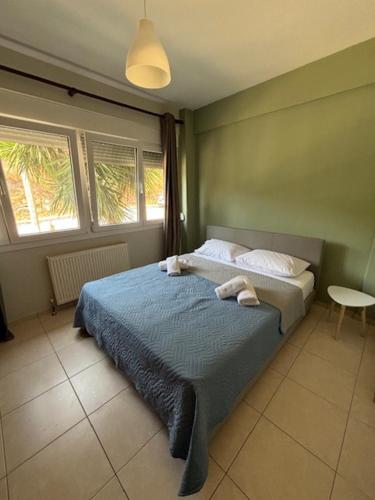 ein Schlafzimmer mit einem Bett, auf dem zwei Handtücher liegen in der Unterkunft VALENTINA Luxury apartment in Kavala