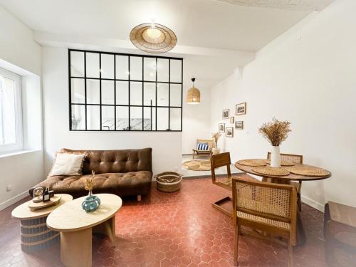 - un salon avec un canapé et des tables en cuir dans l'établissement La Cigale - Centre Ville - Wifi, à Cassis