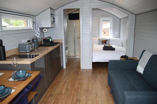 Kuchyň nebo kuchyňský kout v ubytování Kintyre Glamping Pods