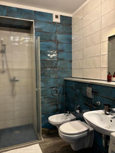 Un baño con dos lavabos, un inodoro y una ducha. en Modern Studio in Old Town, en Poznan