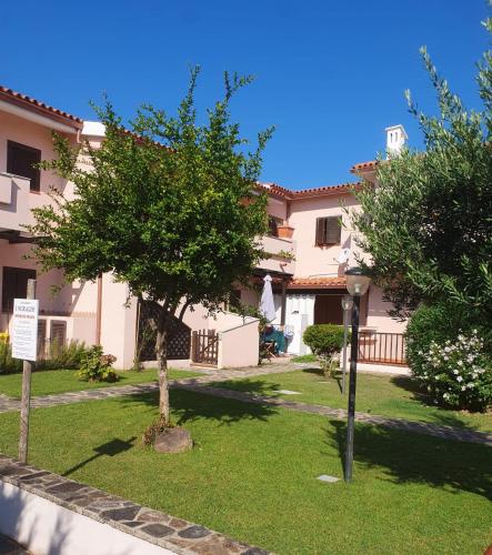 カンニジョネにあるLa casa del portoの木立の庭のある家