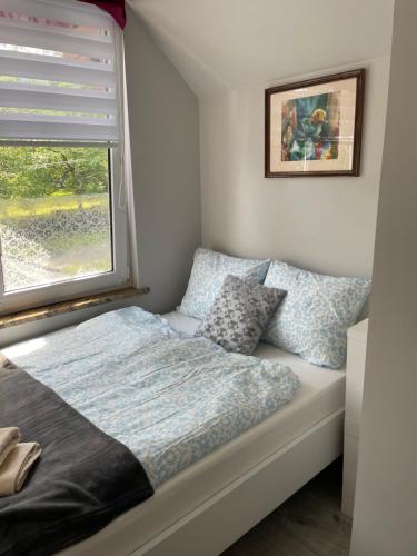 een kleine slaapkamer met een bed en een raam bij Przystanek Karpacz - Komuny Paryskiej 3 in Karpacz