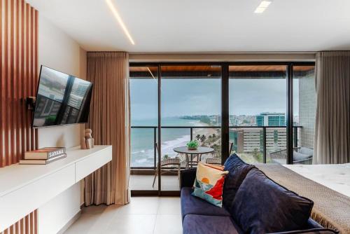 um quarto com uma cama e vista para o oceano em Apartamento em Maceio - Loft 1208 em Maceió