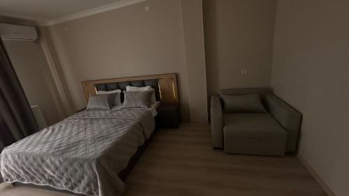 Postel nebo postele na pokoji v ubytování Natakhtari Residence