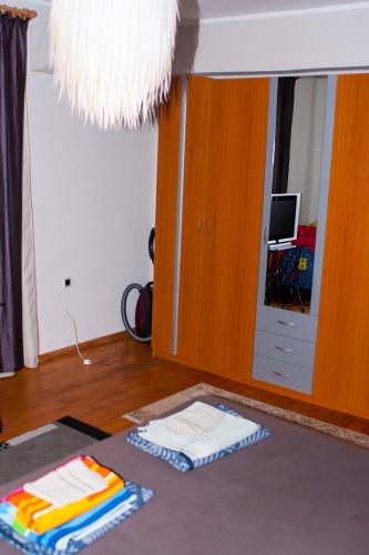 a living room with a mirror and towels on the floor at Къща за гости Ози in Ovchartsi