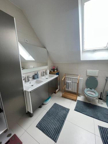 une salle de bain avec un lavabo et des toilettes dans l'établissement Villa avec piscine chauffée à 40min de Paris, à Saintry-sur-Seine