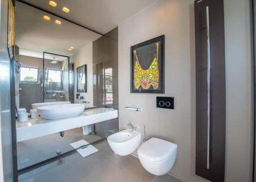 La salle de bains est pourvue de 2 lavabos et de 2 toilettes. dans l'établissement Saint Tropez en style! Chic & central, à Saint-Tropez