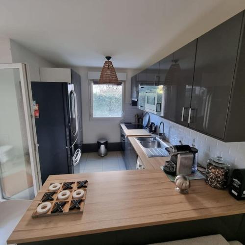 - une cuisine avec un comptoir en bois dans l'établissement Appartement F3 Vaires-sur-Marne, à Vaires-sur-Marne