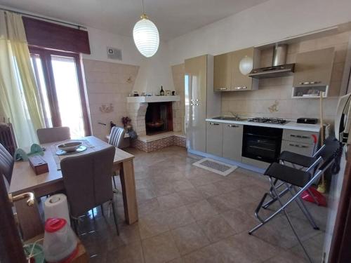 una cucina con un tavolo e una sala da pranzo di Casa Arcamaria - Appartamento ad Avetrana